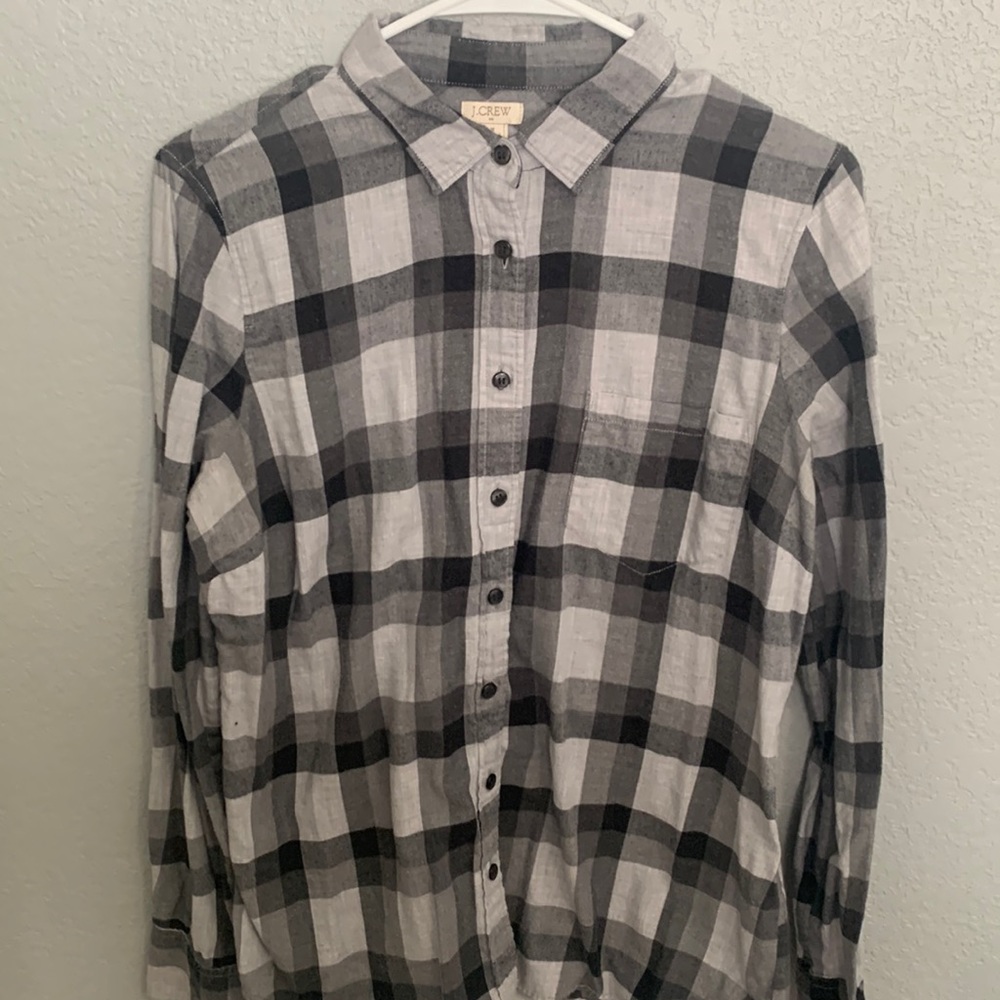A medium size black and gray flannel